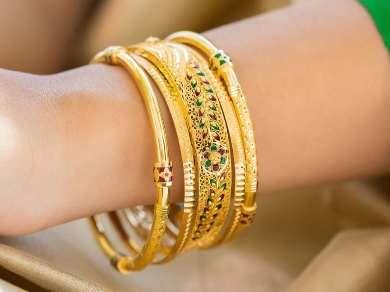 शादियों में पहनने के लिए बेस्ट है ये Gold bangle set