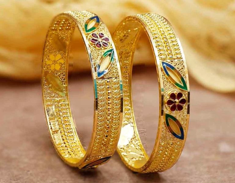 शादियों में पहनने के लिए बेस्ट है ये Gold bangle set