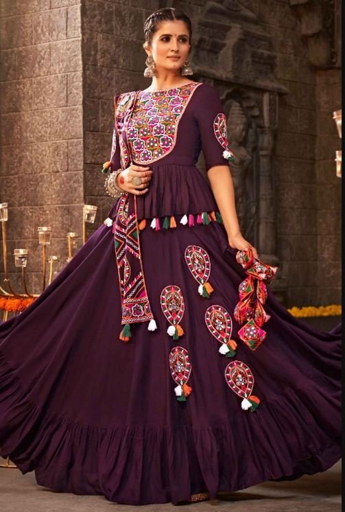 Navratri Dress Collection : गरवे की रात धूम मचाने के लिए ट्राई करें ये ट्रेडिशनल और शाही स्टाइल वाले ड्रेस 