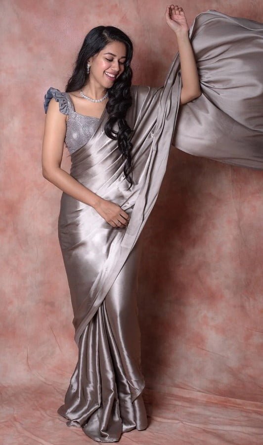 Party Wear Saree : शादी या पार्टी में जलवा बिखेर देंगी ये डिज़ाइनर साड़ियां, देखें पार्टी वियर साड़ियां 