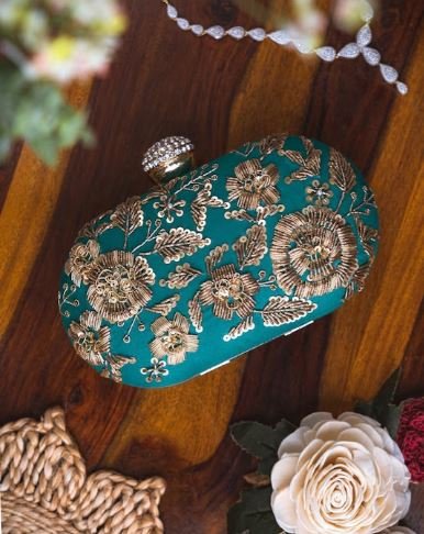 Embroidered Box Clutch : शादी या पार्टी में ले जाएं ऐसे ट्रेंडी बैग, देखें डिजाइन