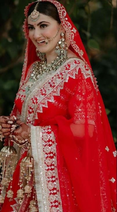 Red Lehenga In Wedding : सनातन धर्म में दुल्हनें क्यों पहनती है लाल जोड़ा, जानिए इसके पीछे का धार्मिक कारण