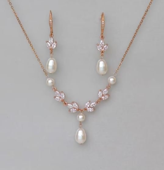 Light Weight Necklace Set : एलिगेंट और सोबर लुक के लिए पहने ये खूबसूरत नेकलेस सेट