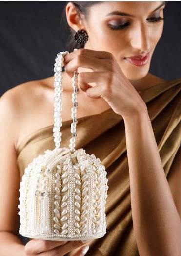 Women Potli Bag Design : एथनिक और ट्रेडिशनल लुक को निखारने के लिए स्टाइल करें ऐसे खूबसूरत पोटली बैग