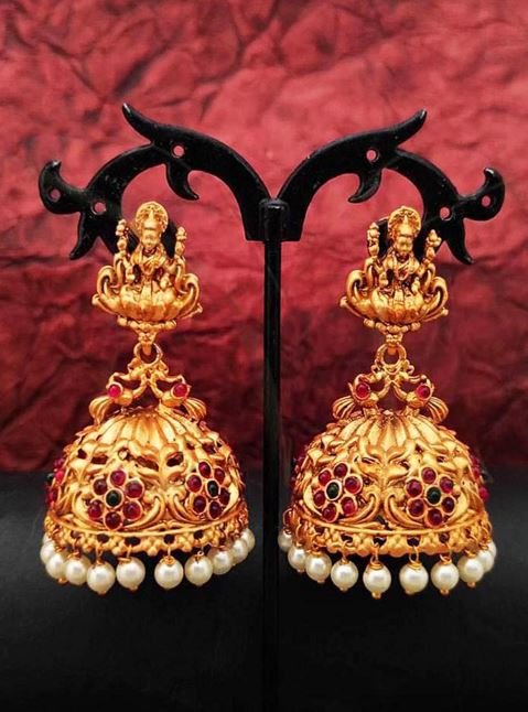 Golden Jhumka Earrings : ये गोल्डन इयररिंग्स ट्रेडिशनल पोशाक के साथ देंगे आपको आकर्षक लुक 