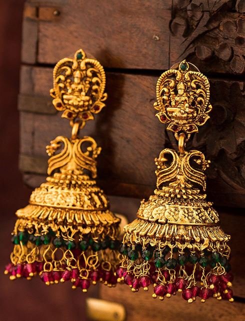 Golden Jhumka Earrings : ये गोल्डन इयररिंग्स ट्रेडिशनल पोशाक के साथ देंगे आपको आकर्षक लुक 